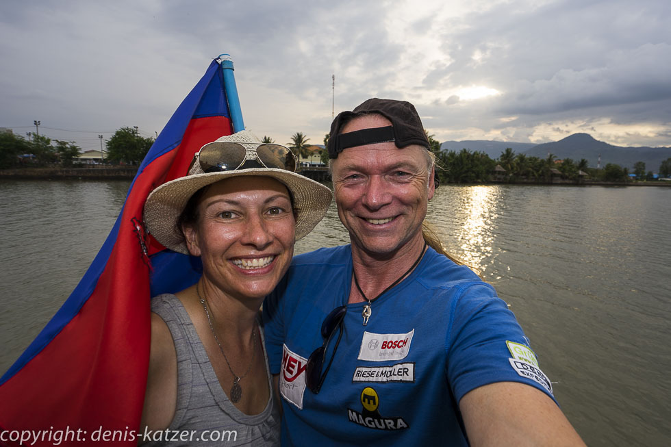 Tanja und Denis Katzer während einer Bootstour auf dem Fluss Teuk Chhou. Kambodscha.